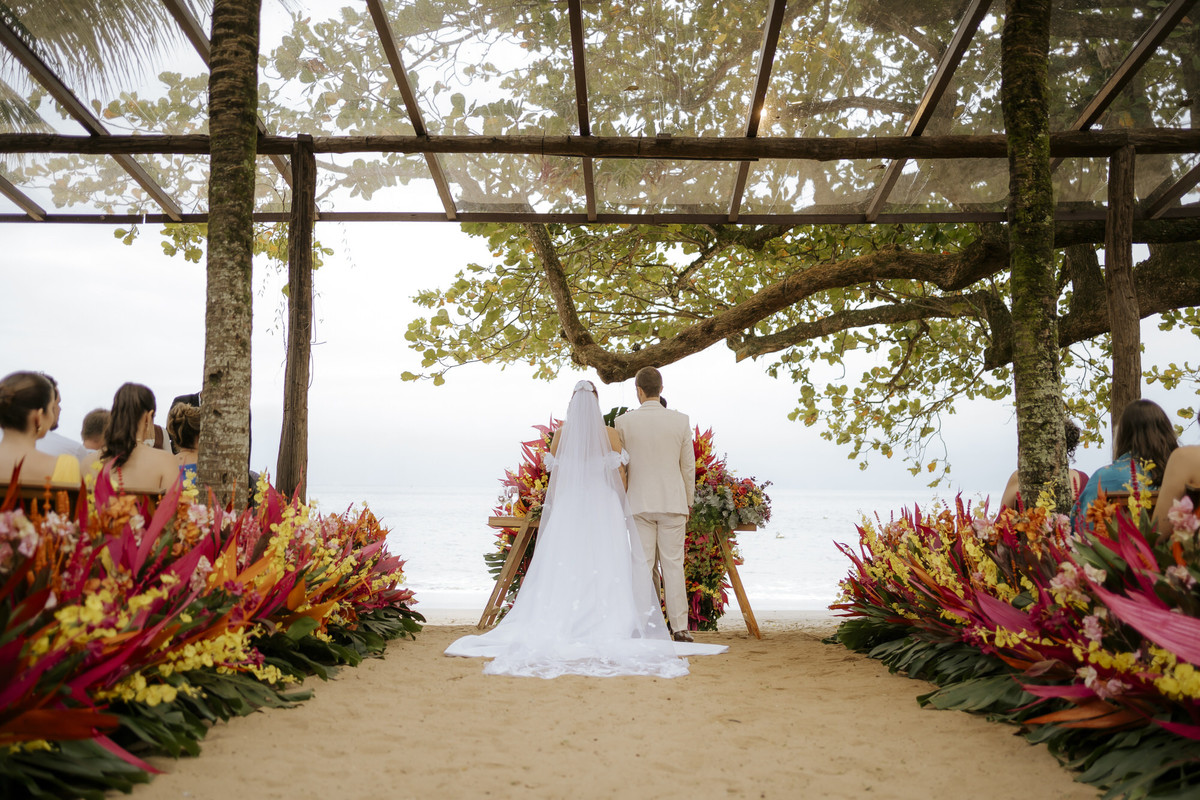 casamento em Ilhabela, vila salga, casamento à beira mar, casamento em capela, cerimônia íntima, cerimônia na praia, casamento na praia, casamento no vila salga, cerimônia pé na areia, duas cerimônias, duas vestidos de noiva, noiva na praia