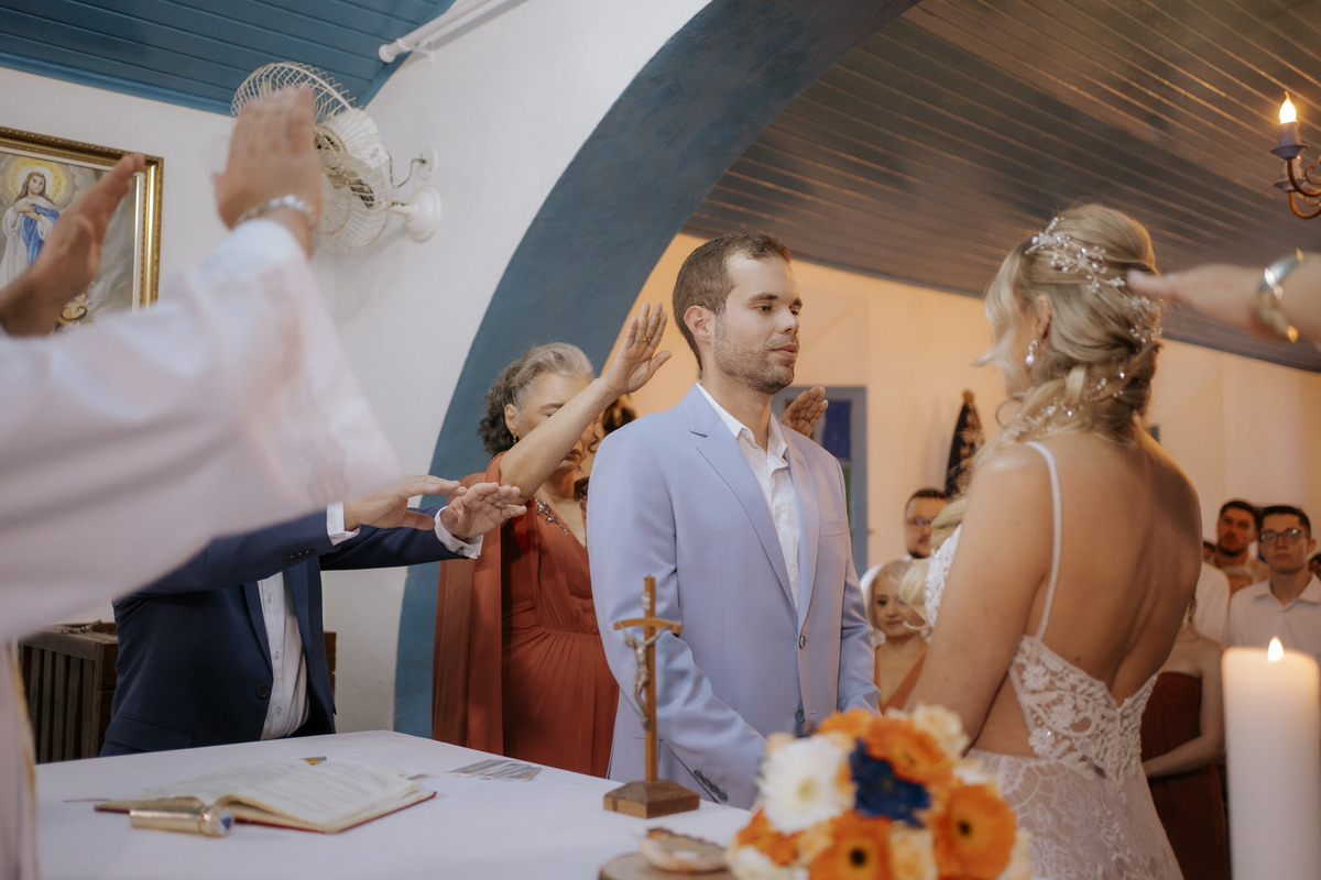 casamento em Ilhabela, vila salga, casamento à beira mar, casamento em capela, cerimônia íntima, cerimônia na praia, casamento na praia, casamento no vila salga, cerimônia pé na areia, duas cerimônias, duas vestidos de noiva, noiva na praia
