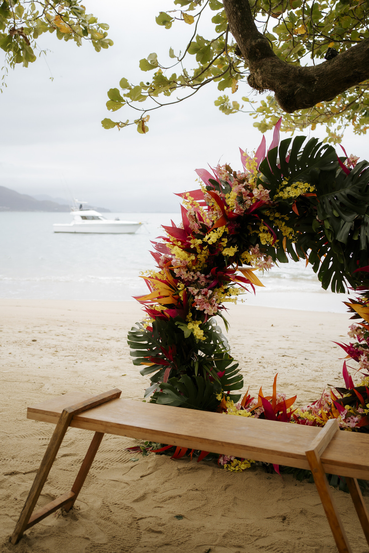casamento em Ilhabela, vila salga, casamento à beira mar, casamento em capela, cerimônia íntima, cerimônia na praia, casamento na praia, casamento no vila salga, cerimônia pé na areia, duas cerimônias, duas vestidos de noiva, noiva na praia