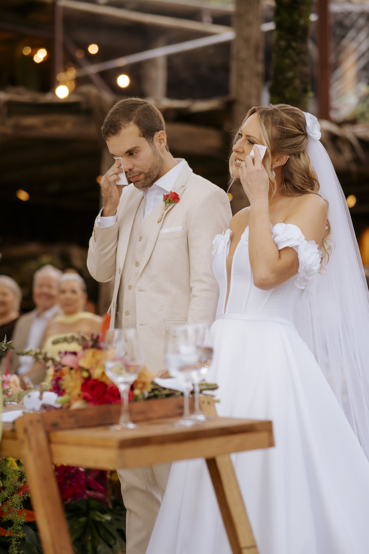 casamento em Ilhabela, vila salga, casamento à beira mar, casamento em capela, cerimônia íntima, cerimônia na praia, casamento na praia, casamento no vila salga, cerimônia pé na areia, duas cerimônias, duas vestidos de noiva, noiva na praia