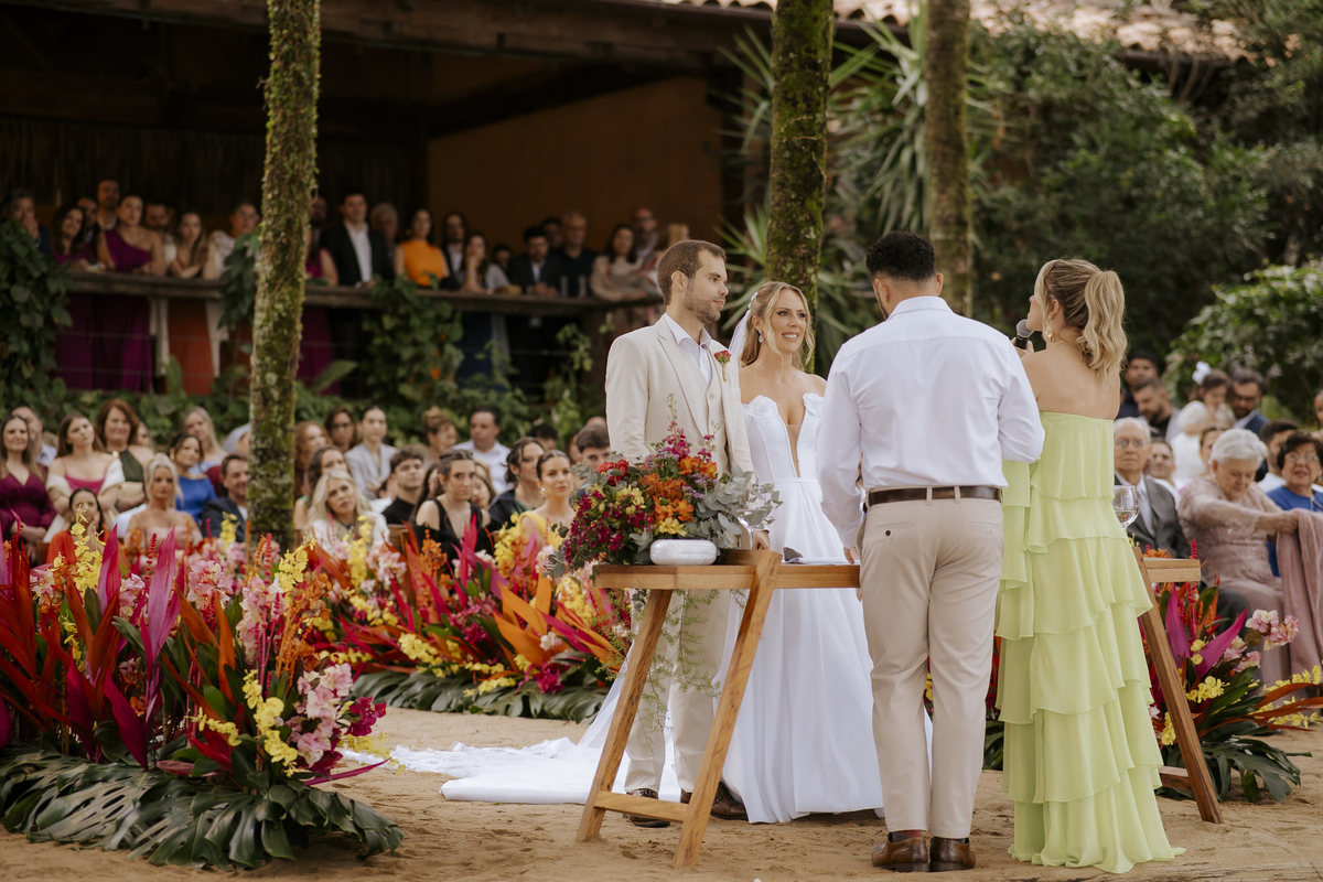 casamento em Ilhabela, vila salga, casamento à beira mar, casamento em capela, cerimônia íntima, cerimônia na praia, casamento na praia, casamento no vila salga, cerimônia pé na areia, duas cerimônias, duas vestidos de noiva, noiva na praia