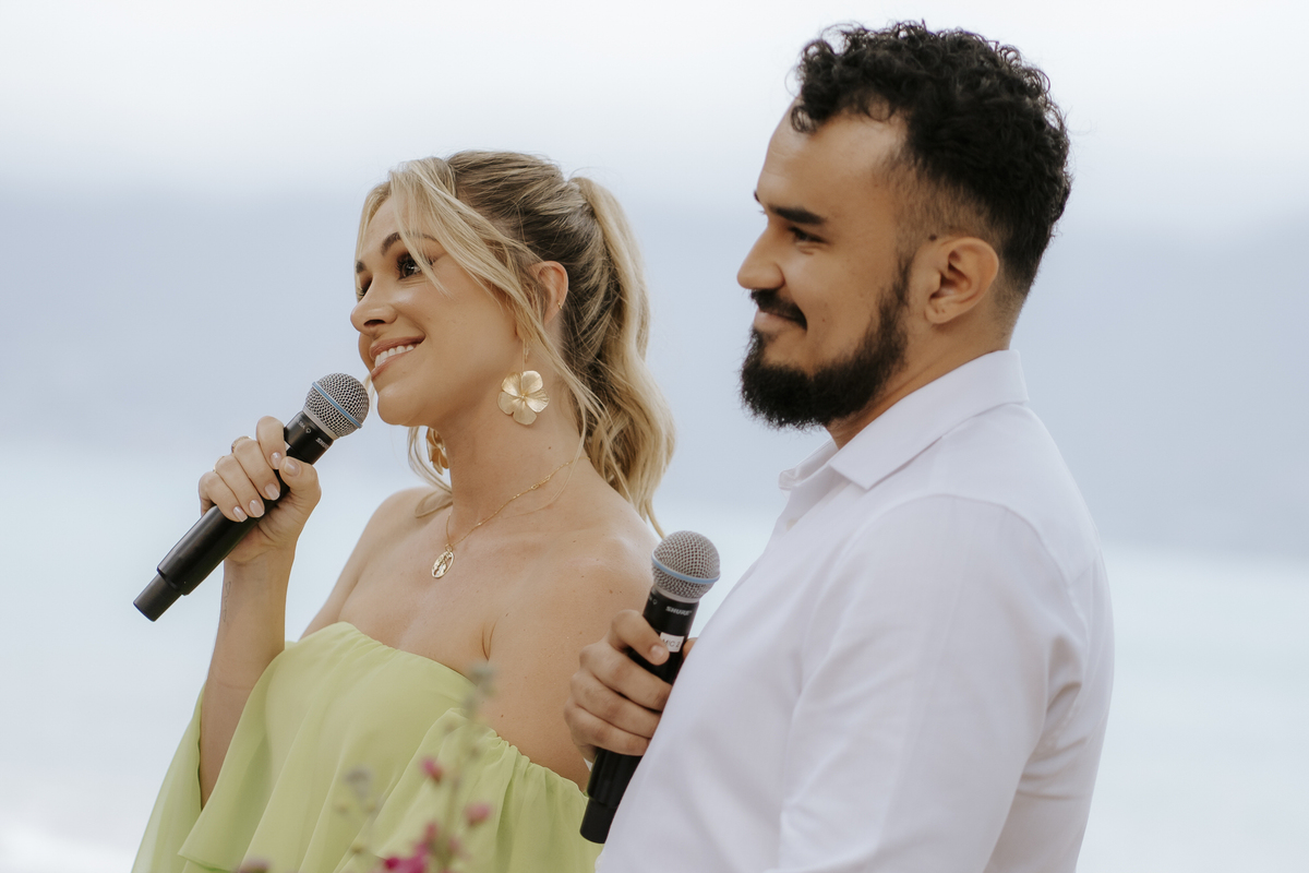casamento em Ilhabela, vila salga, casamento à beira mar, casamento em capela, cerimônia íntima, cerimônia na praia, casamento na praia, casamento no vila salga, cerimônia pé na areia, duas cerimônias, duas vestidos de noiva, noiva na praia