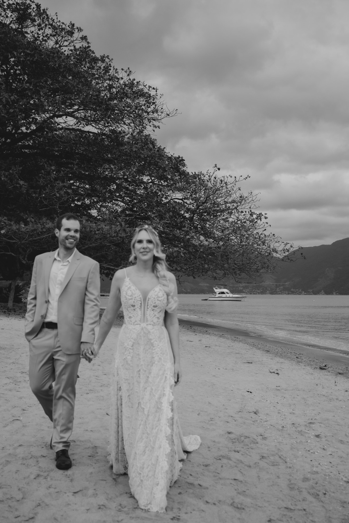 casamento em Ilhabela, vila salga, casamento à beira mar, casamento em capela, cerimônia íntima, cerimônia na praia, casamento na praia, casamento no vila salga, cerimônia pé na areia, duas cerimônias, duas vestidos de noiva, noiva na praia