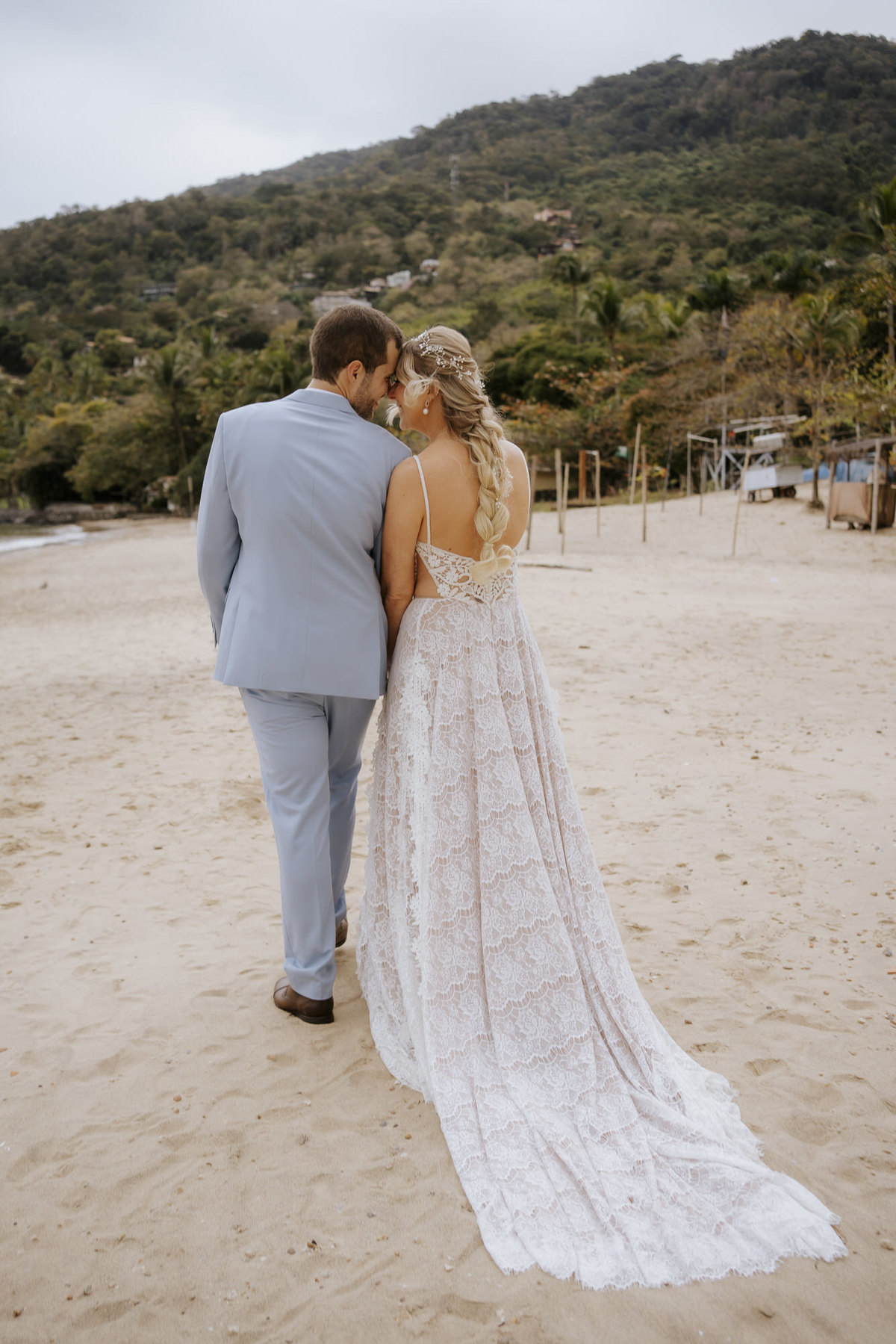 casamento em Ilhabela, vila salga, casamento à beira mar, casamento em capela, cerimônia íntima, cerimônia na praia, casamento na praia, casamento no vila salga, cerimônia pé na areia, duas cerimônias, duas vestidos de noiva, noiva na praia