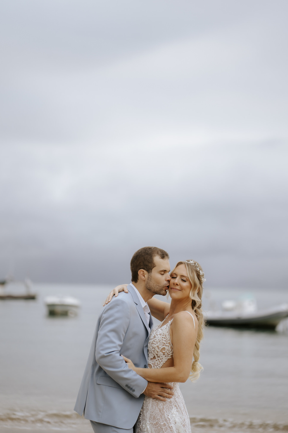 casamento em Ilhabela, vila salga, casamento à beira mar, casamento em capela, cerimônia íntima, cerimônia na praia, casamento na praia, casamento no vila salga, cerimônia pé na areia, duas cerimônias, duas vestidos de noiva, noiva na praia