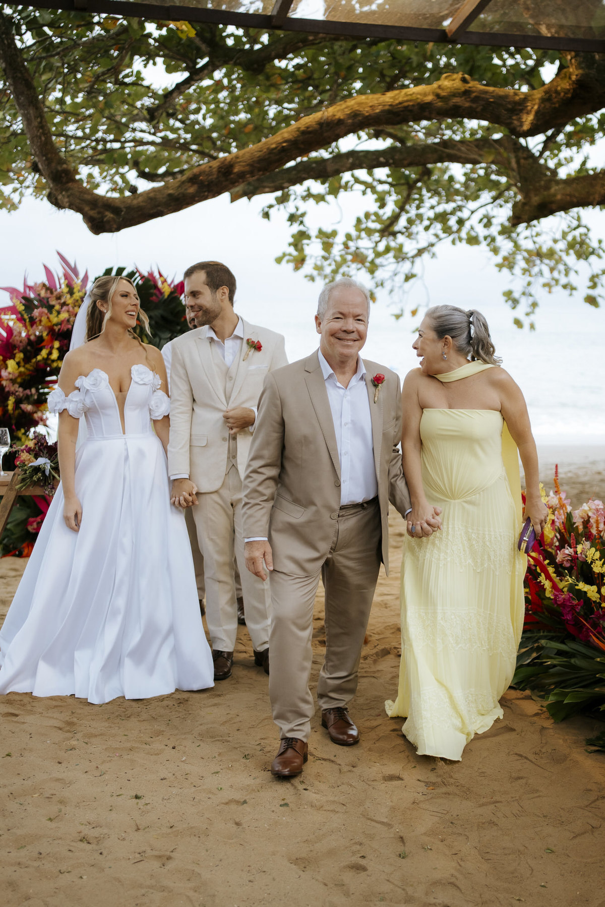 casamento em Ilhabela, vila salga, casamento à beira mar, casamento em capela, cerimônia íntima, cerimônia na praia, casamento na praia, casamento no vila salga, cerimônia pé na areia, duas cerimônias, duas vestidos de noiva, noiva na praia