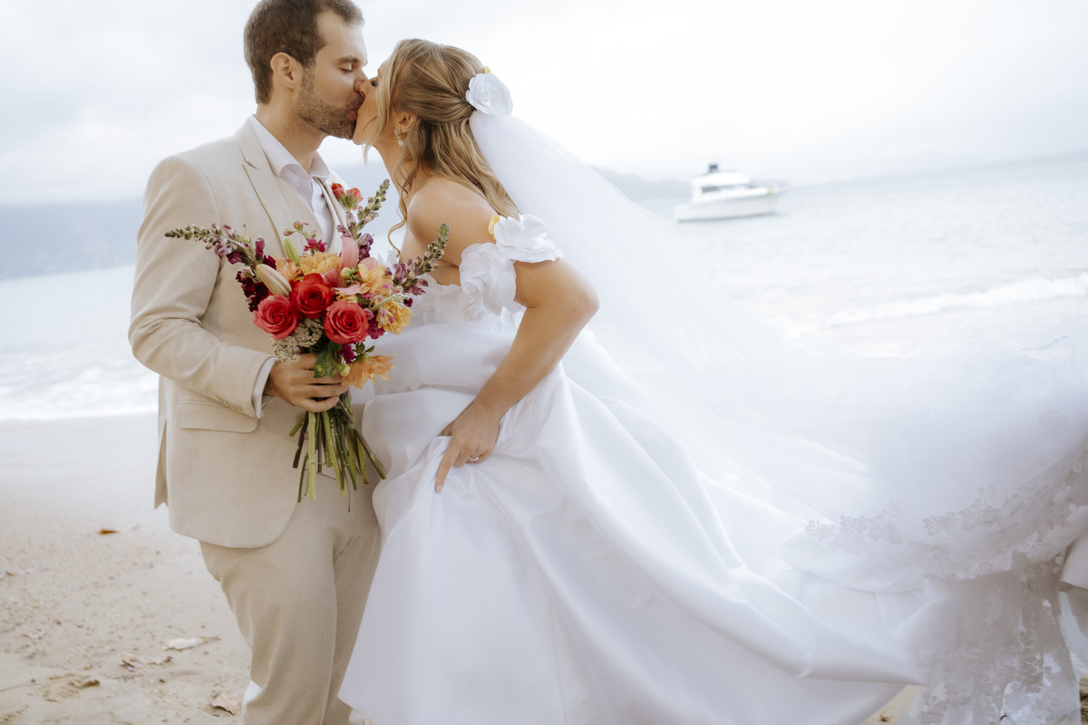 casamento em Ilhabela, vila salga, casamento à beira mar, casamento em capela, cerimônia íntima, cerimônia na praia, casamento na praia, casamento no vila salga, cerimônia pé na areia, duas cerimônias, duas vestidos de noiva, noiva na praia