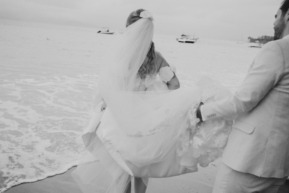 casamento em Ilhabela, vila salga, casamento à beira mar, casamento em capela, cerimônia íntima, cerimônia na praia, casamento na praia, casamento no vila salga, cerimônia pé na areia, duas cerimônias, duas vestidos de noiva, noiva na praia