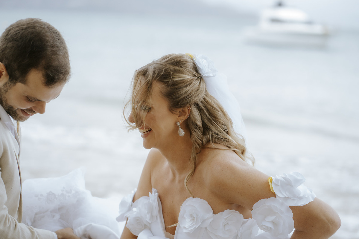 casamento em Ilhabela, vila salga, casamento à beira mar, casamento em capela, cerimônia íntima, cerimônia na praia, casamento na praia, casamento no vila salga, cerimônia pé na areia, duas cerimônias, duas vestidos de noiva, noiva na praia