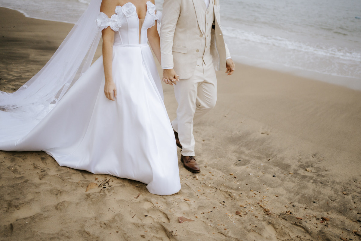 casamento em Ilhabela, vila salga, casamento à beira mar, casamento em capela, cerimônia íntima, cerimônia na praia, casamento na praia, casamento no vila salga, cerimônia pé na areia, duas cerimônias, duas vestidos de noiva, noiva na praia