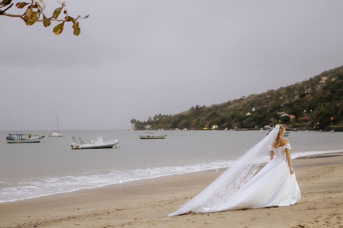casamento em Ilhabela, vila salga, casamento à beira mar, casamento em capela, cerimônia íntima, cerimônia na praia, casamento na praia, casamento no vila salga, cerimônia pé na areia, duas cerimônias, duas vestidos de noiva, noiva na praia