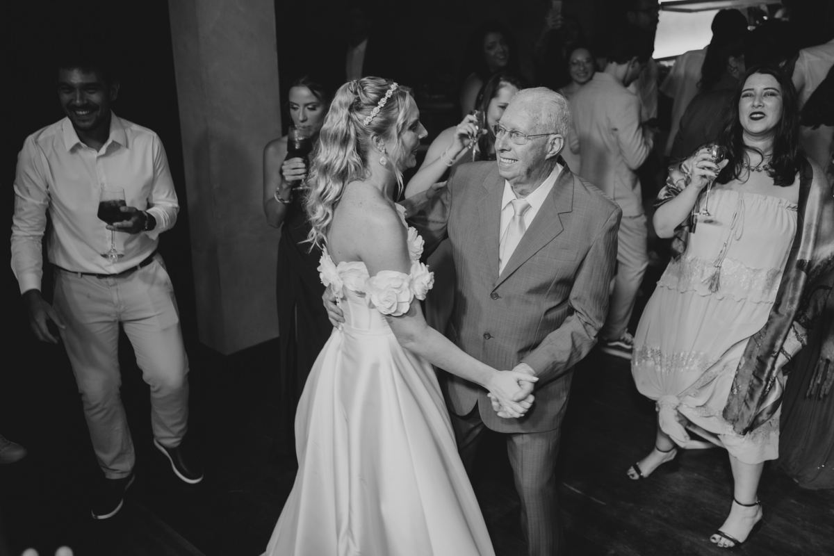 casamento em Ilhabela, vila salga, casamento à beira mar, casamento em capela, cerimônia íntima, cerimônia na praia, casamento na praia, casamento no vila salga, cerimônia pé na areia, duas cerimônias, duas vestidos de noiva, noiva na praia