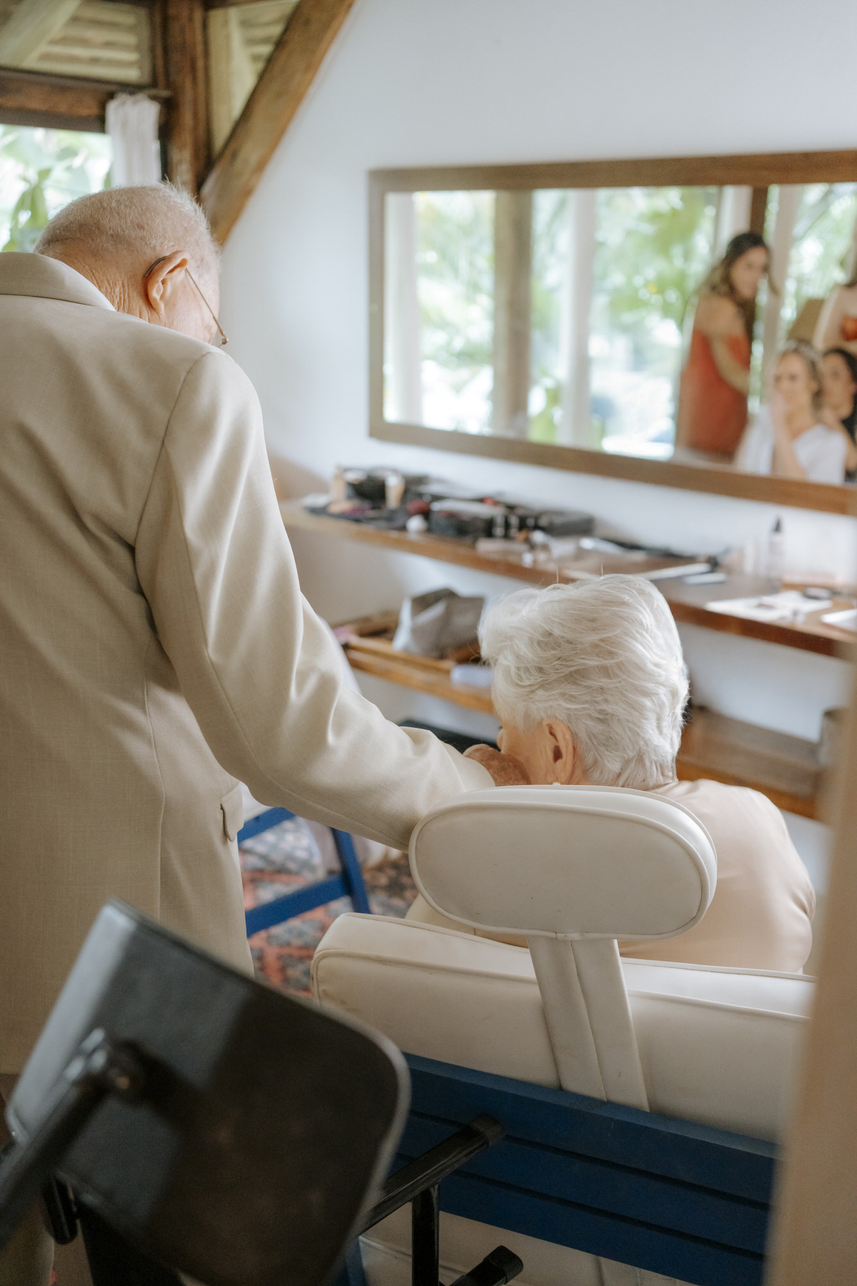 casamento em Ilhabela, vila salga, casamento à beira mar, casamento em capela, cerimônia íntima, cerimônia na praia, casamento na praia, casamento no vila salga, cerimônia pé na areia, duas cerimônias, duas vestidos de noiva, noiva na praia