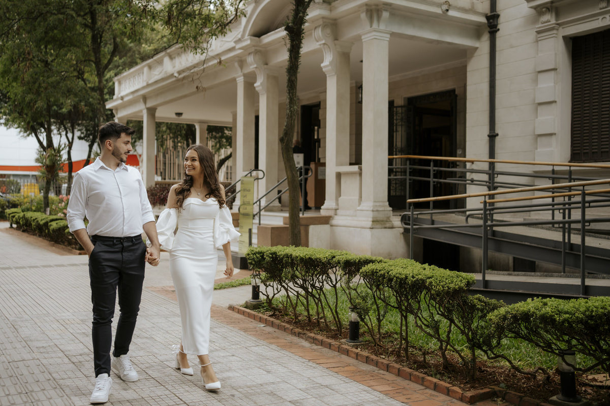 pré-wedding, wedding, ensaio de casal, ensaio fotográfico de casal, ensaio de casal na casa das rosas, casa das rosas, fotos de casal, ensaio fotográfico urbano e moderno
