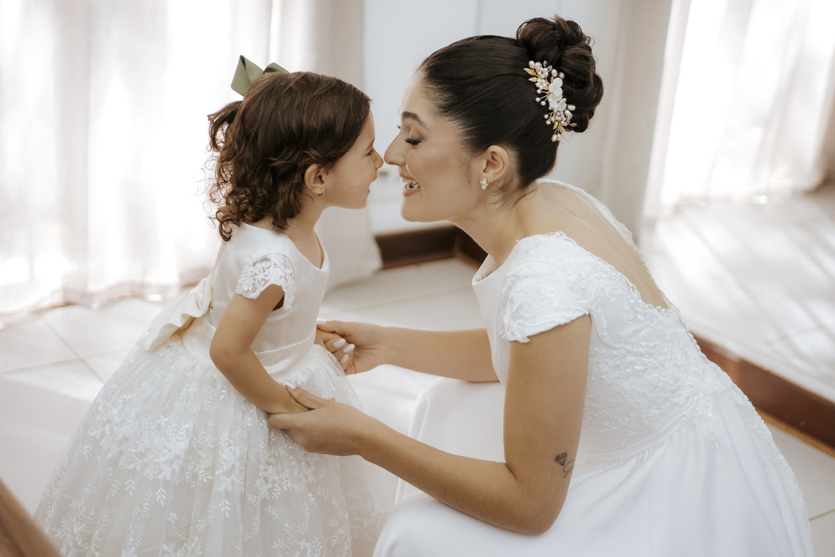 casamento ao ar livre, cerimônia externa, casamento no campo, vestido de noiva, dia da noiva, first touch, cerimônia religiosa, madrinhas de casamento, 