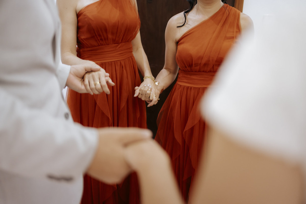casamento ao ar livre, cerimônia externa, casamento no campo, vestido de noiva, dia da noiva, first touch, cerimônia religiosa, madrinhas de casamento, 