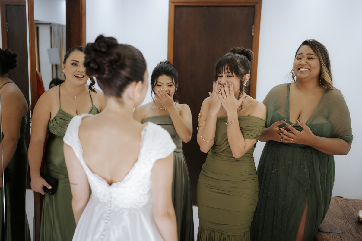 casamento ao ar livre, cerimônia externa, casamento no campo, vestido de noiva, dia da noiva, first touch, cerimônia religiosa, madrinhas de casamento, 
