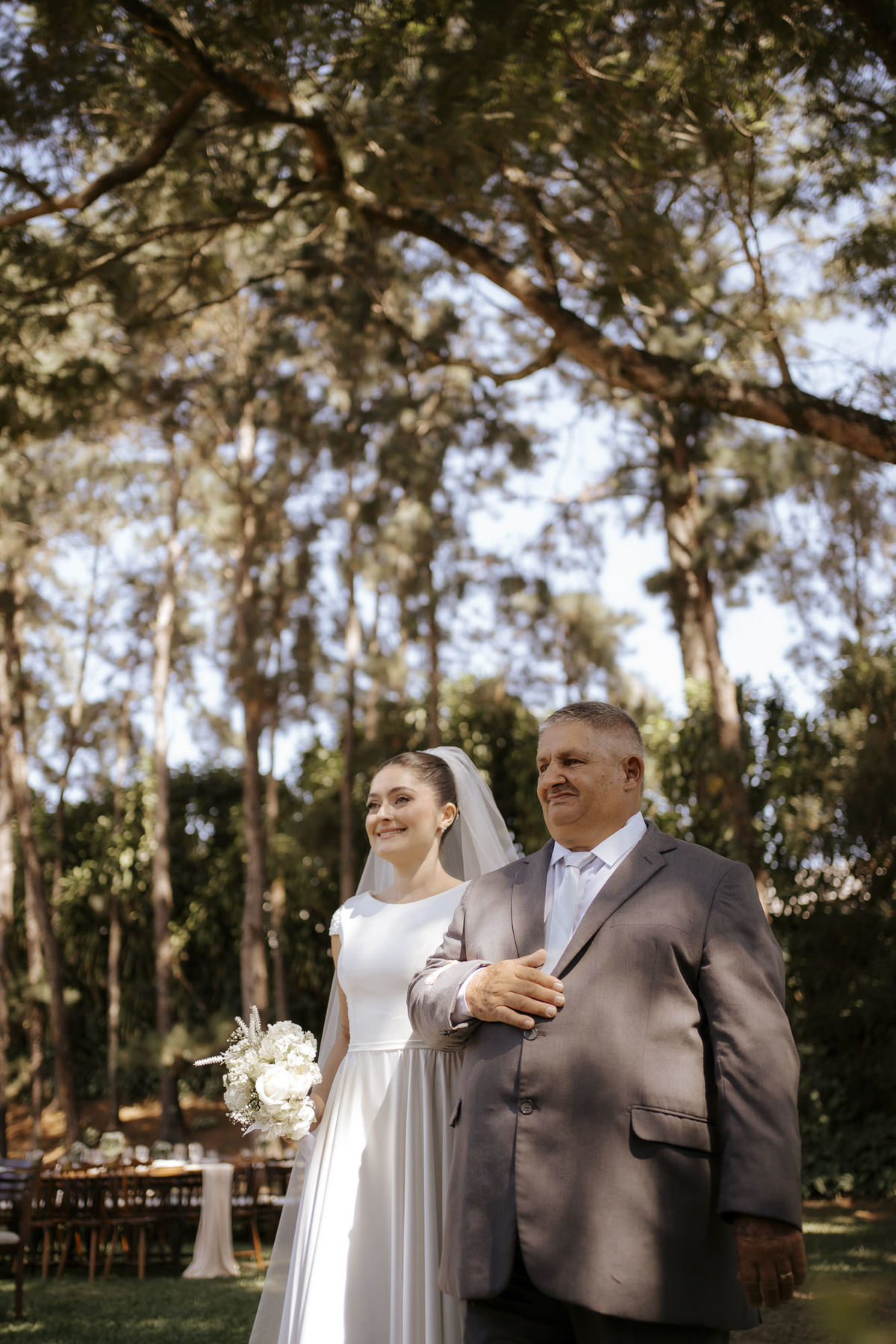 casamento ao ar livre, cerimônia externa, casamento no campo, vestido de noiva, dia da noiva, first touch, cerimônia religiosa, madrinhas de casamento, 