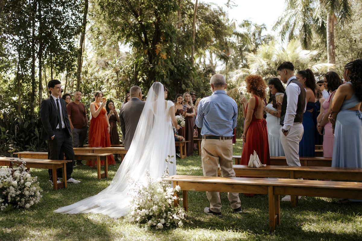 casamento ao ar livre, cerimônia externa, casamento no campo, vestido de noiva, dia da noiva, first touch, cerimônia religiosa, madrinhas de casamento, 