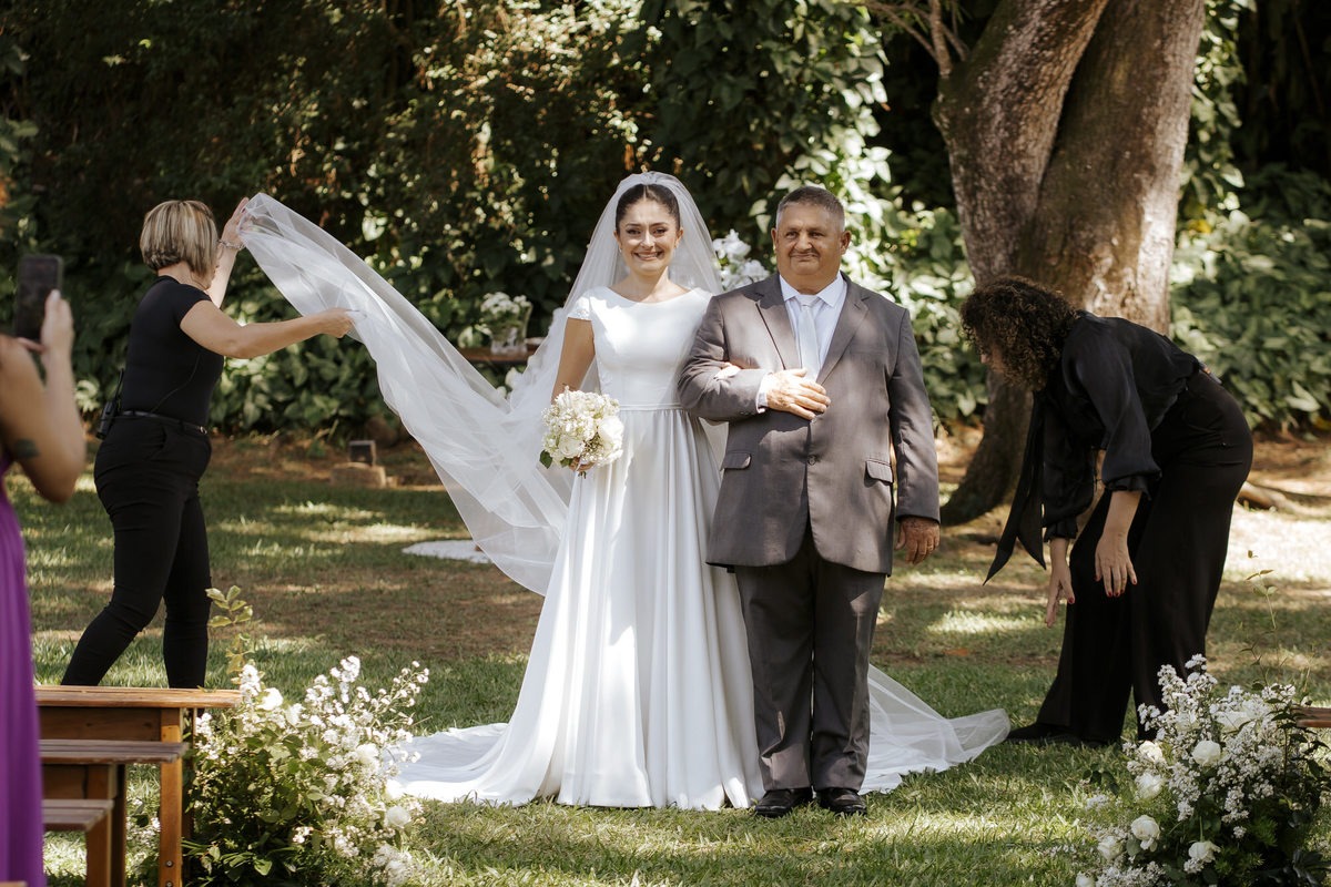 casamento ao ar livre, cerimônia externa, casamento no campo, vestido de noiva, dia da noiva, first touch, cerimônia religiosa, madrinhas de casamento, 