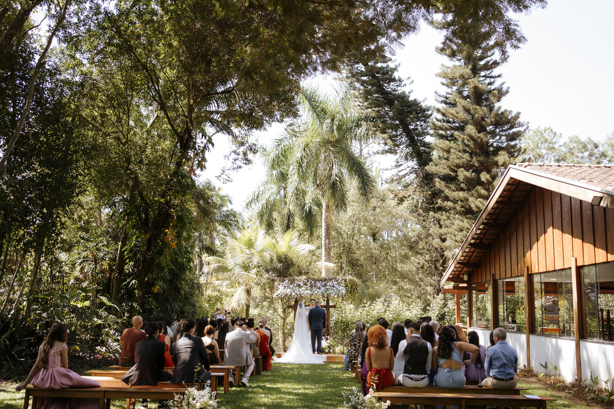casamento ao ar livre, cerimônia externa, casamento no campo, vestido de noiva, dia da noiva, first touch, cerimônia religiosa, madrinhas de casamento, 