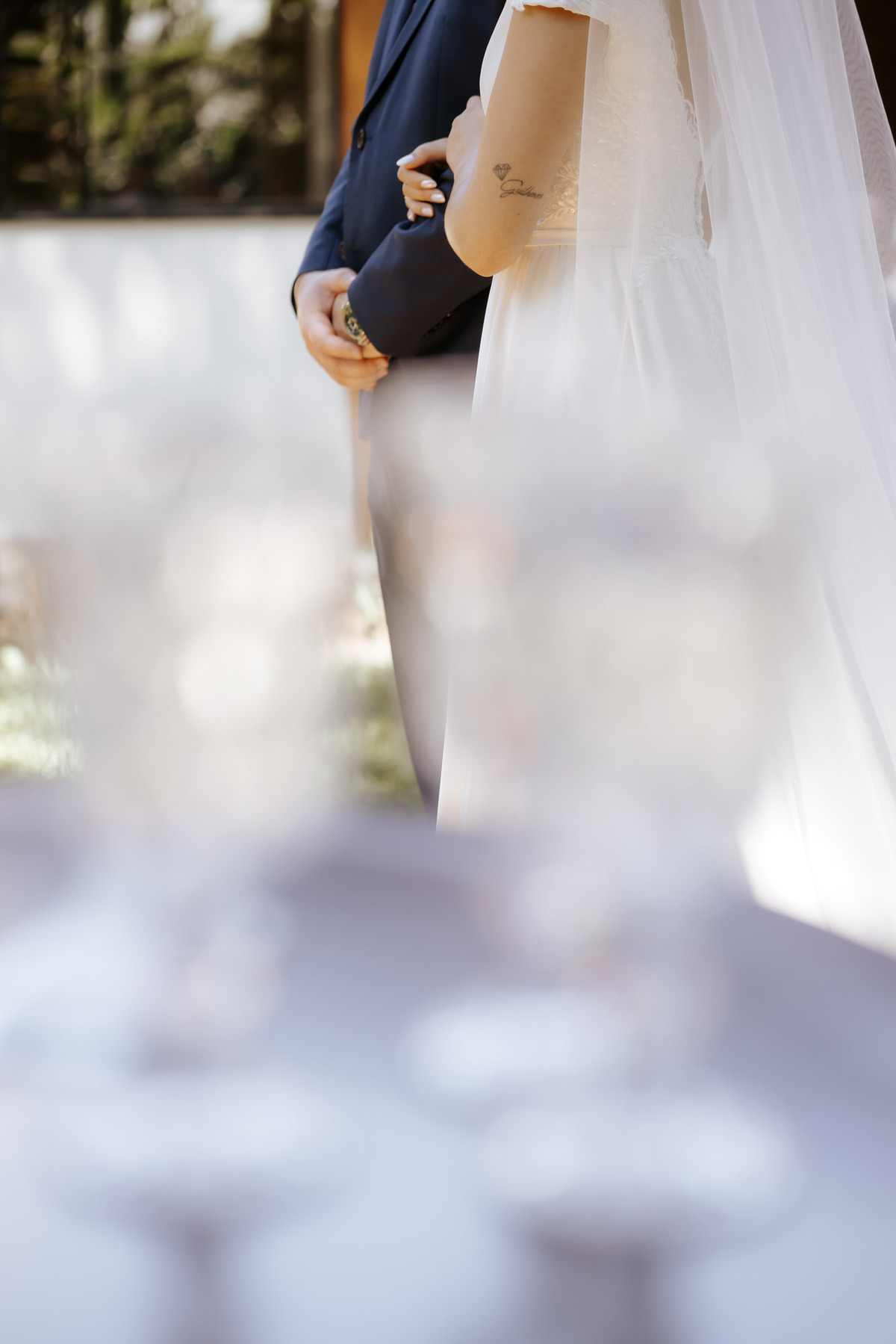 casamento ao ar livre, cerimônia externa, casamento no campo, vestido de noiva, dia da noiva, first touch, cerimônia religiosa, madrinhas de casamento, 