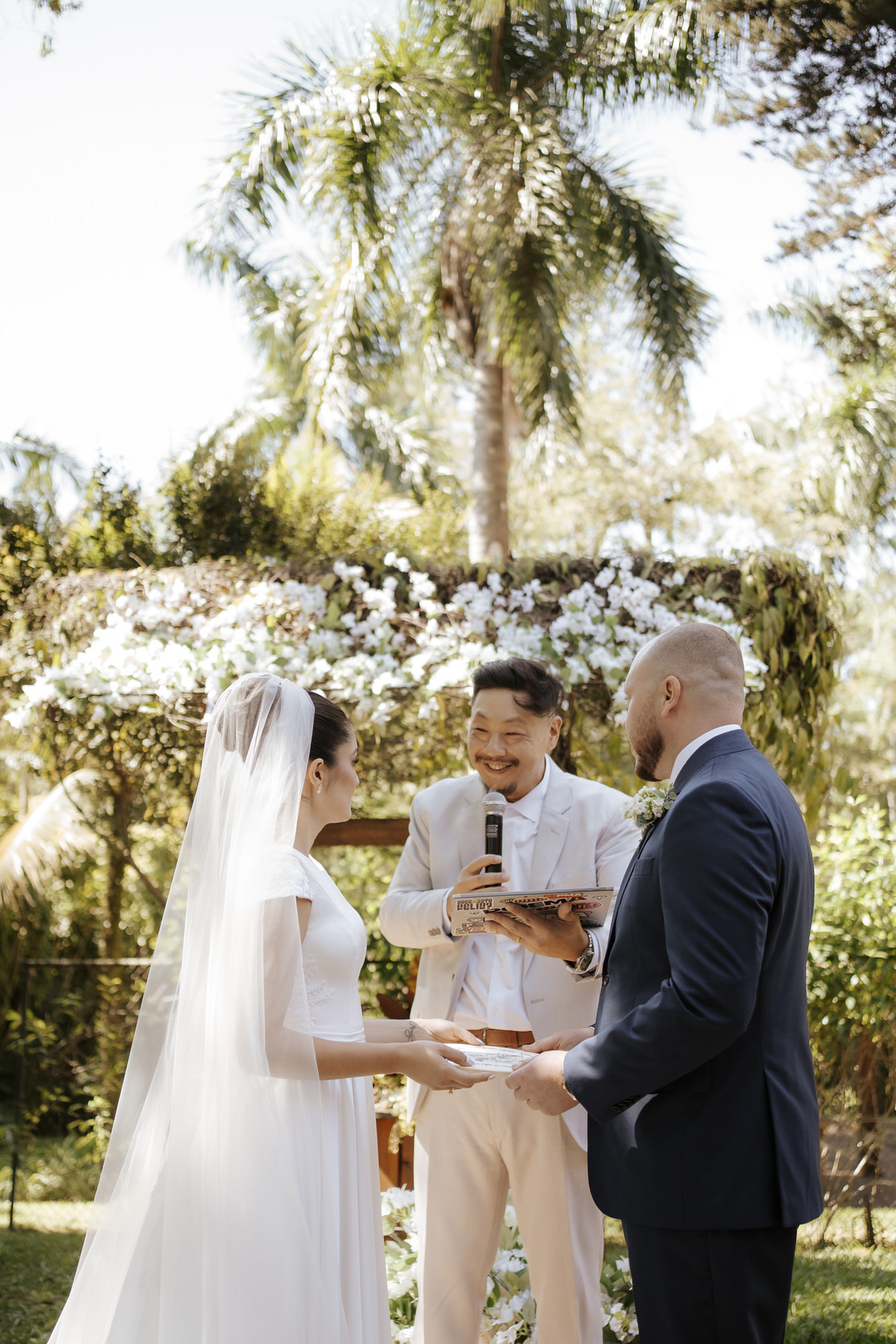 casamento ao ar livre, cerimônia externa, casamento no campo, vestido de noiva, dia da noiva, first touch, cerimônia religiosa, madrinhas de casamento, 