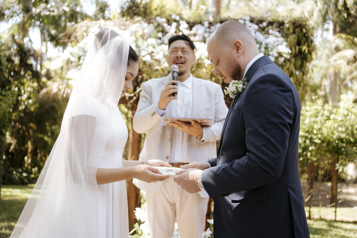 casamento ao ar livre, cerimônia externa, casamento no campo, vestido de noiva, dia da noiva, first touch, cerimônia religiosa, madrinhas de casamento, 