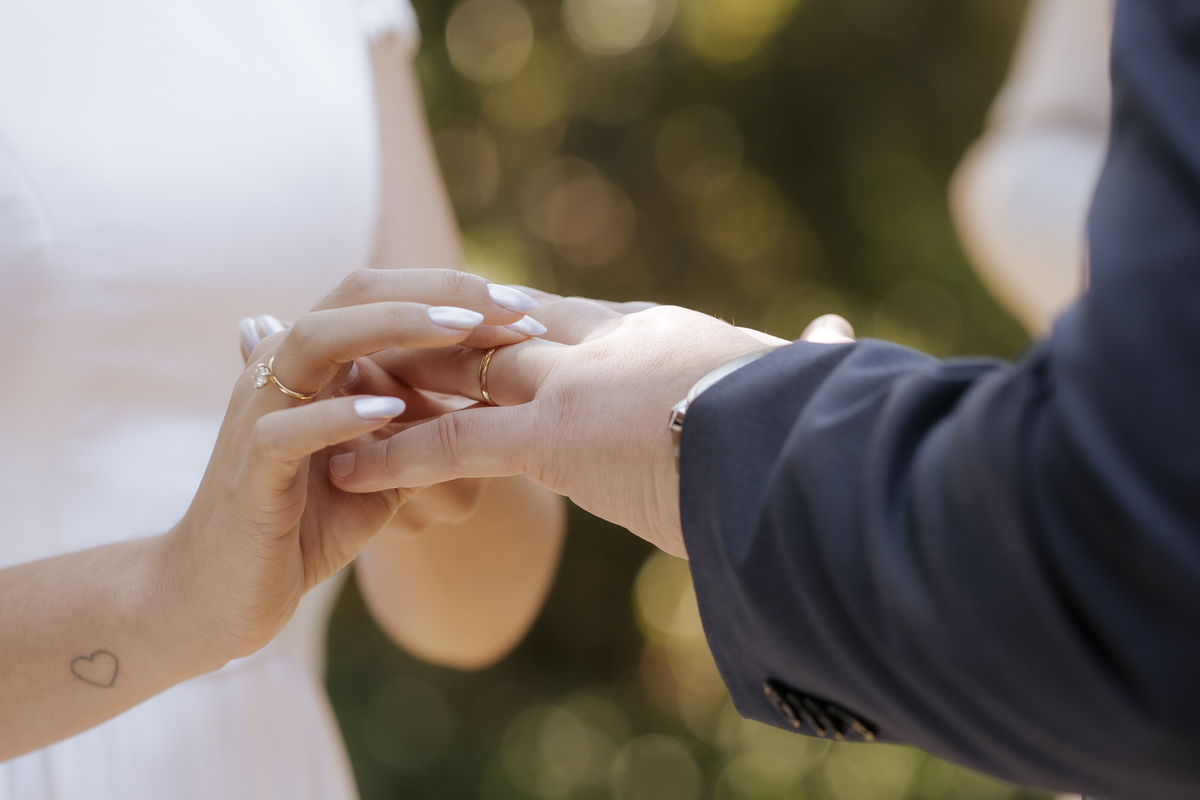 casamento ao ar livre, cerimônia externa, casamento no campo, vestido de noiva, dia da noiva, first touch, cerimônia religiosa, madrinhas de casamento, 
