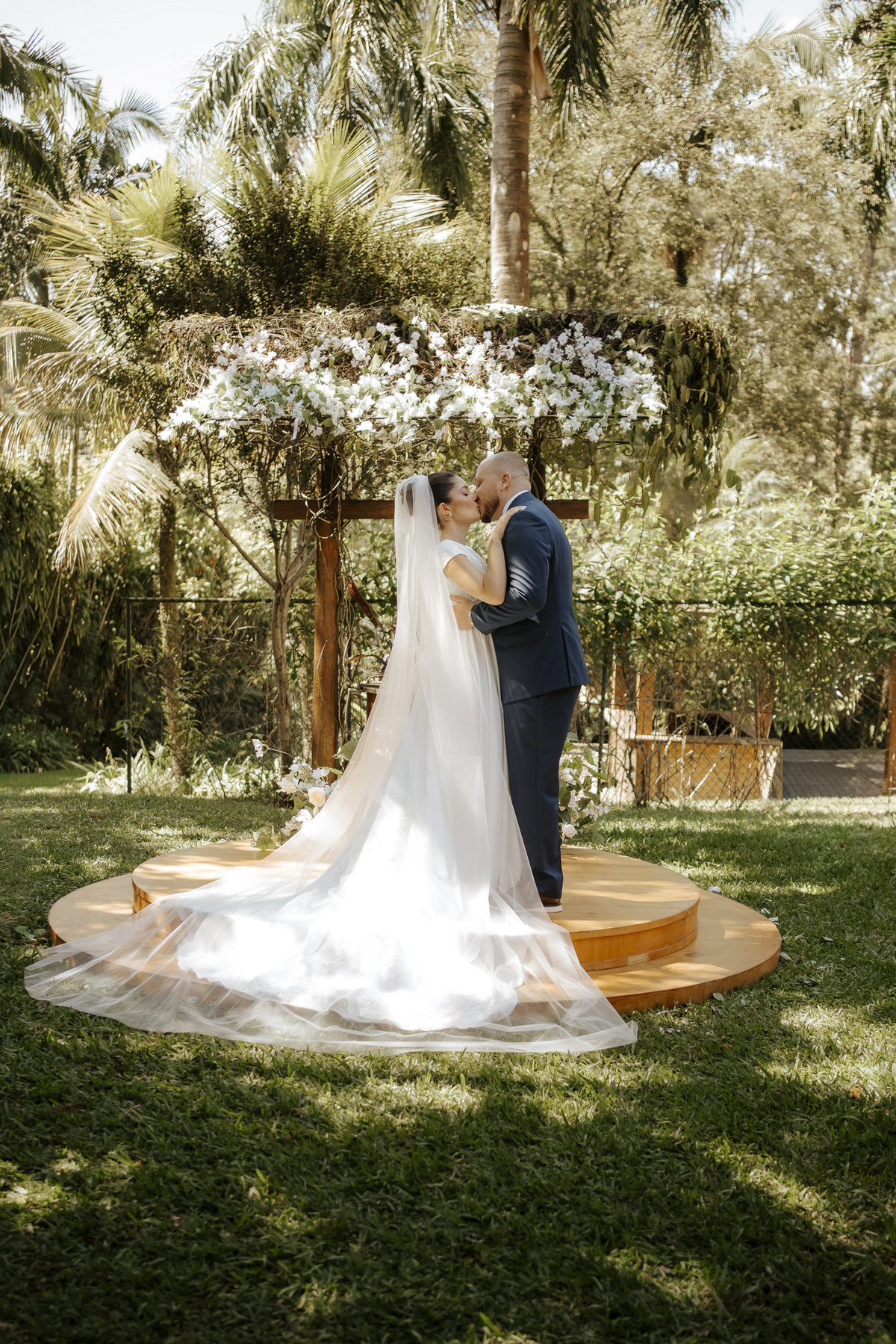 casamento ao ar livre, cerimônia externa, casamento no campo, vestido de noiva, dia da noiva, first touch, cerimônia religiosa, madrinhas de casamento, 