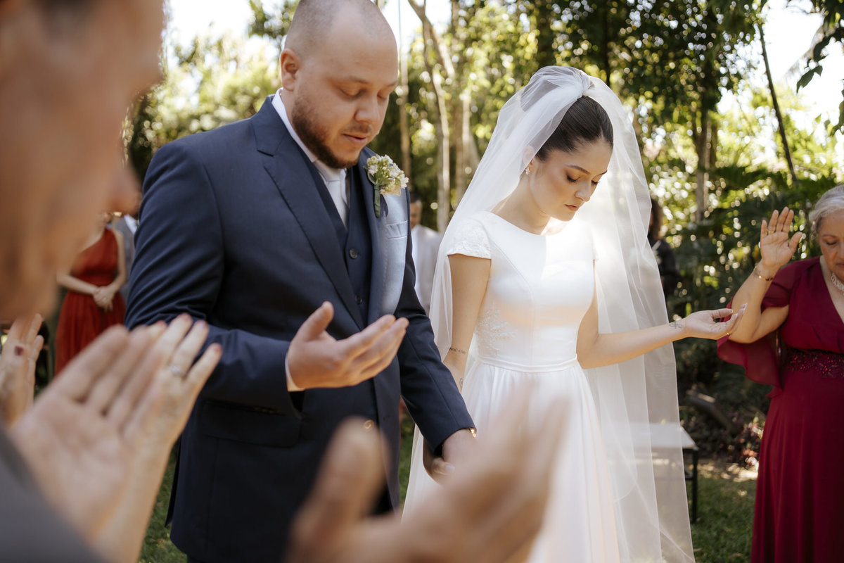 casamento ao ar livre, cerimônia externa, casamento no campo, vestido de noiva, dia da noiva, first touch, cerimônia religiosa, madrinhas de casamento, 