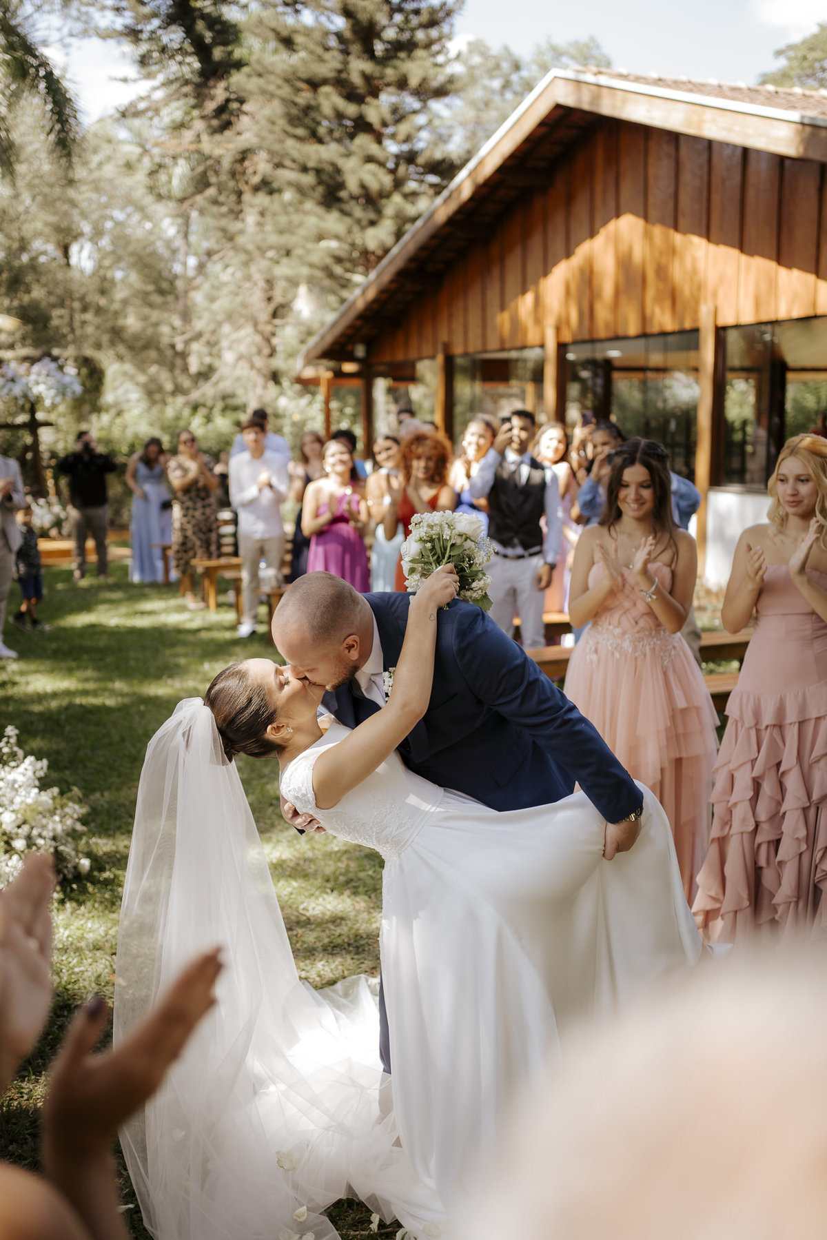 casamento ao ar livre, cerimônia externa, casamento no campo, vestido de noiva, dia da noiva, first touch, cerimônia religiosa, madrinhas de casamento, 