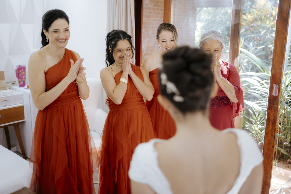 casamento ao ar livre, cerimônia externa, casamento no campo, vestido de noiva, dia da noiva, first touch, cerimônia religiosa, madrinhas de casamento, 