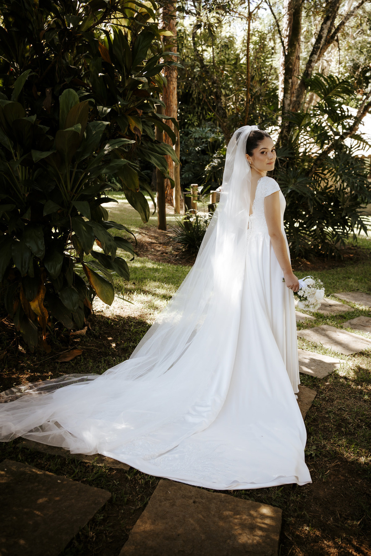 casamento ao ar livre, cerimônia externa, casamento no campo, vestido de noiva, dia da noiva, first touch, cerimônia religiosa, madrinhas de casamento, 