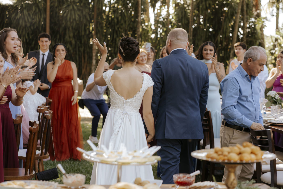 casamento ao ar livre, cerimônia externa, casamento no campo, vestido de noiva, dia da noiva, first touch, cerimônia religiosa, madrinhas de casamento, 