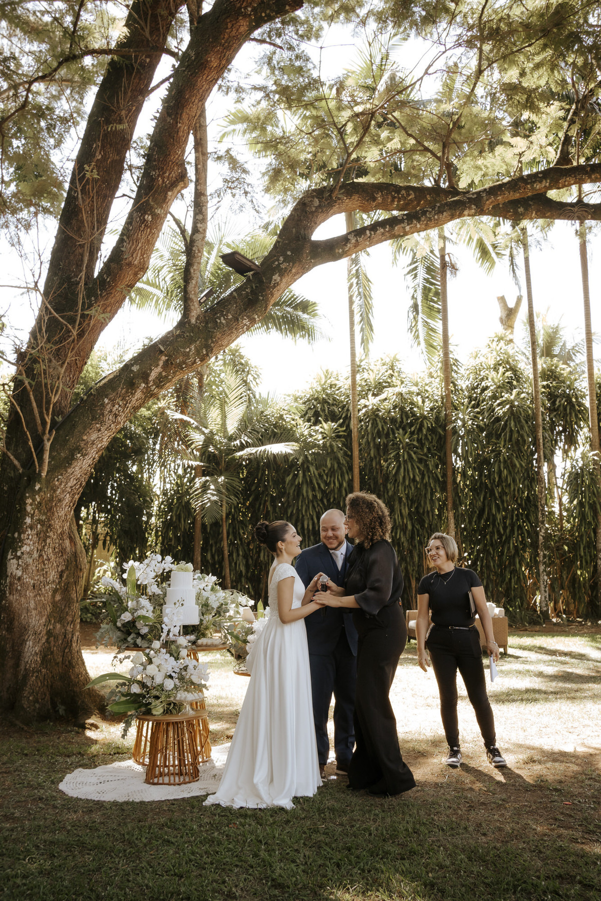 casamento ao ar livre, cerimônia externa, casamento no campo, vestido de noiva, dia da noiva, first touch, cerimônia religiosa, madrinhas de casamento, 