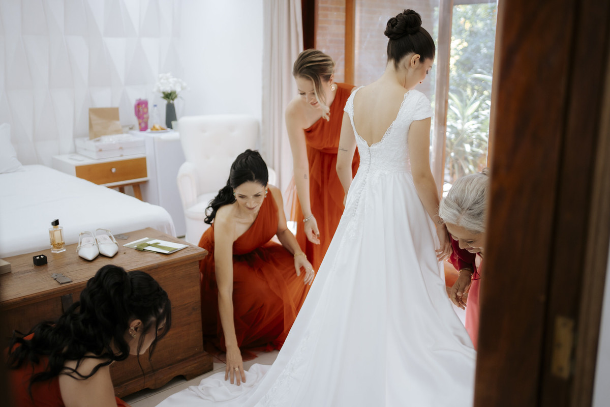 casamento ao ar livre, cerimônia externa, casamento no campo, vestido de noiva, dia da noiva, first touch, cerimônia religiosa, madrinhas de casamento, 