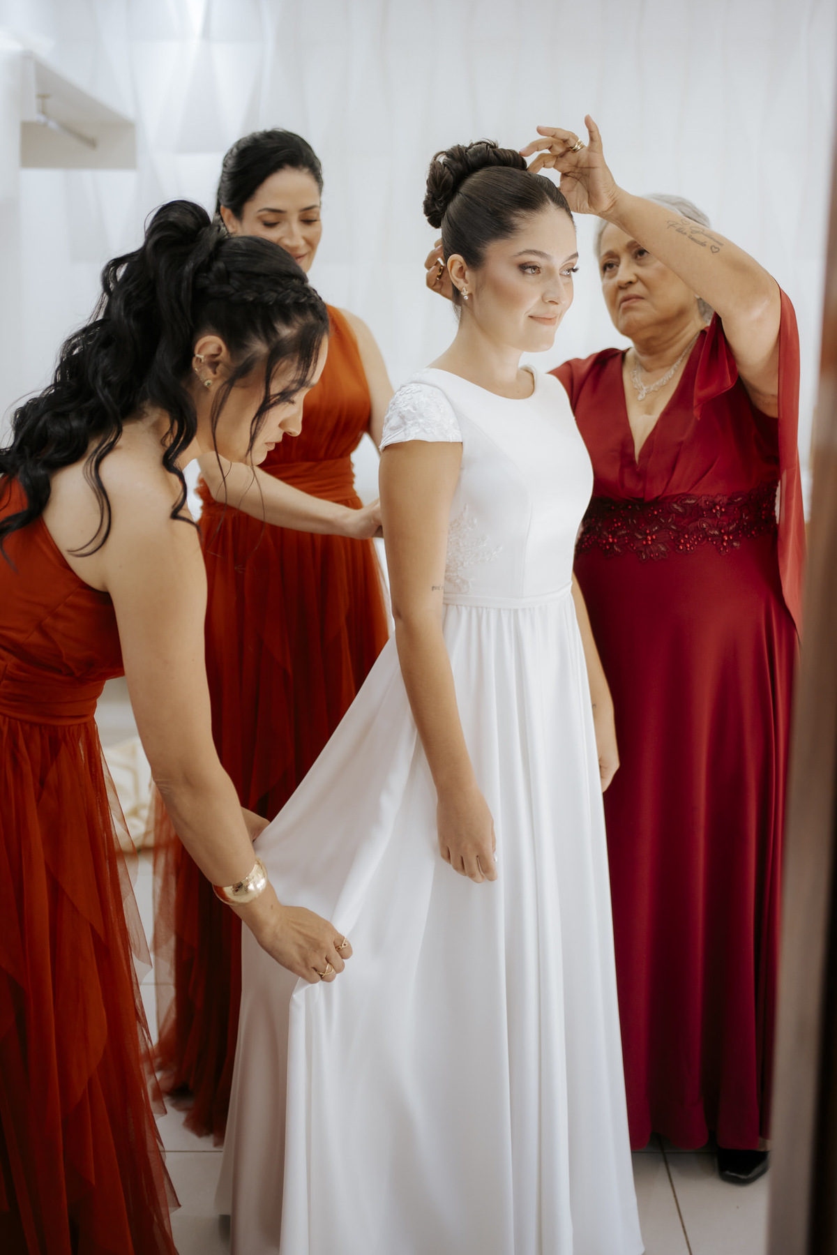casamento ao ar livre, cerimônia externa, casamento no campo, vestido de noiva, dia da noiva, first touch, cerimônia religiosa, madrinhas de casamento, 