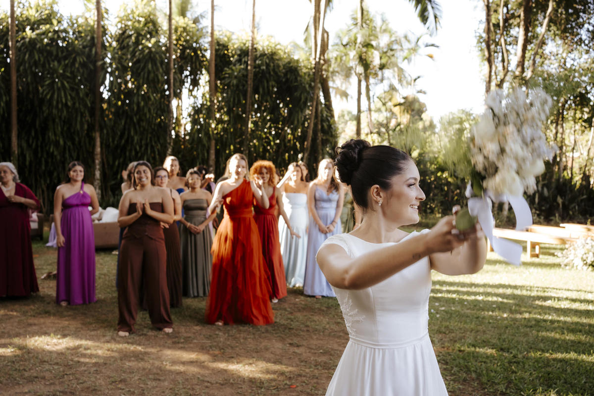 casamento ao ar livre, cerimônia externa, casamento no campo, vestido de noiva, dia da noiva, first touch, cerimônia religiosa, madrinhas de casamento, 
