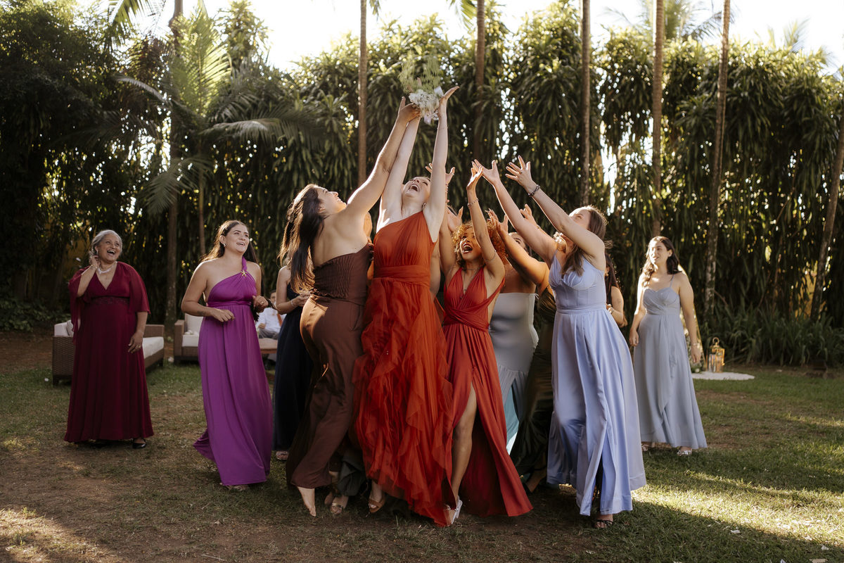 casamento ao ar livre, cerimônia externa, casamento no campo, vestido de noiva, dia da noiva, first touch, cerimônia religiosa, madrinhas de casamento, 