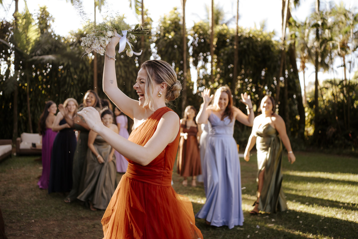 casamento ao ar livre, cerimônia externa, casamento no campo, vestido de noiva, dia da noiva, first touch, cerimônia religiosa, madrinhas de casamento, 