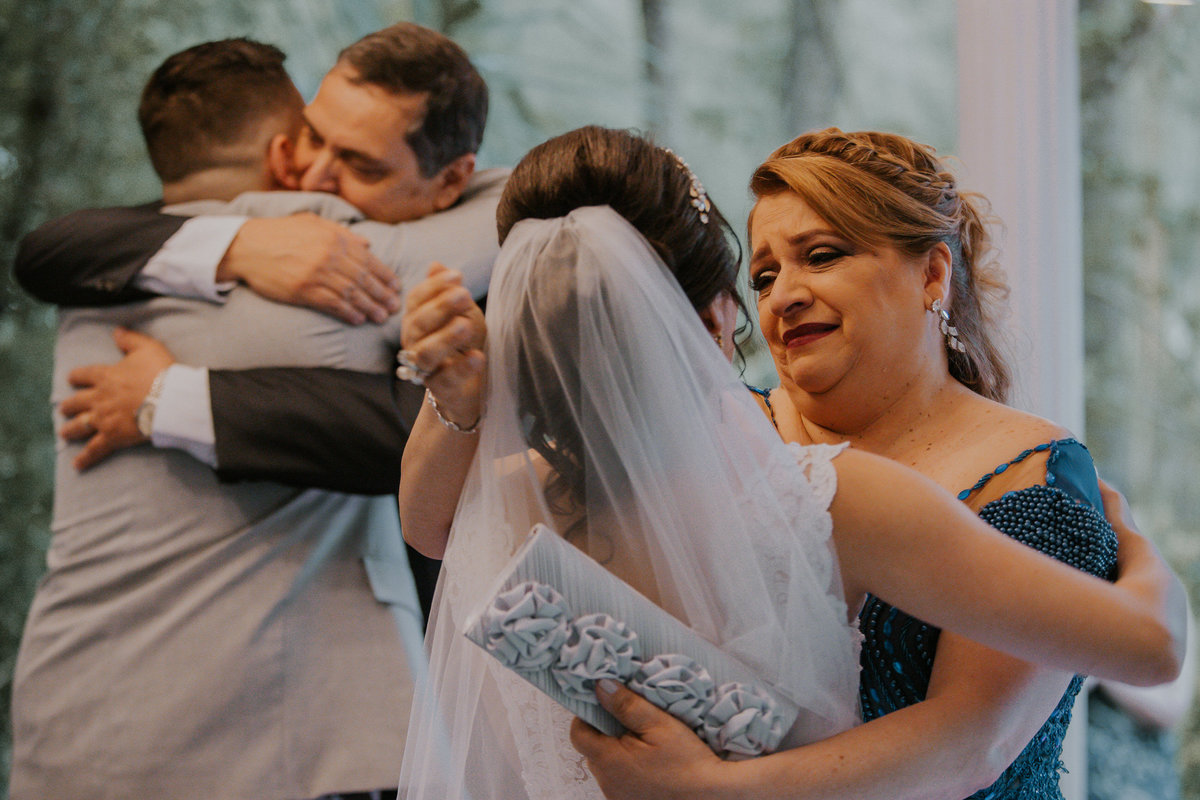 casamento paula e arthur abraço pais Chácara Flores Eventos - Ribeirão Pires