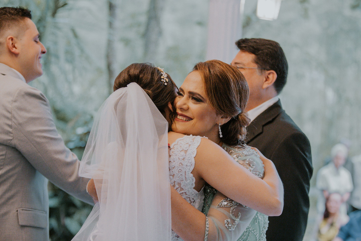 casamento paula e arthur abraço mãe Chácara Flores Eventos - Ribeirão Pires