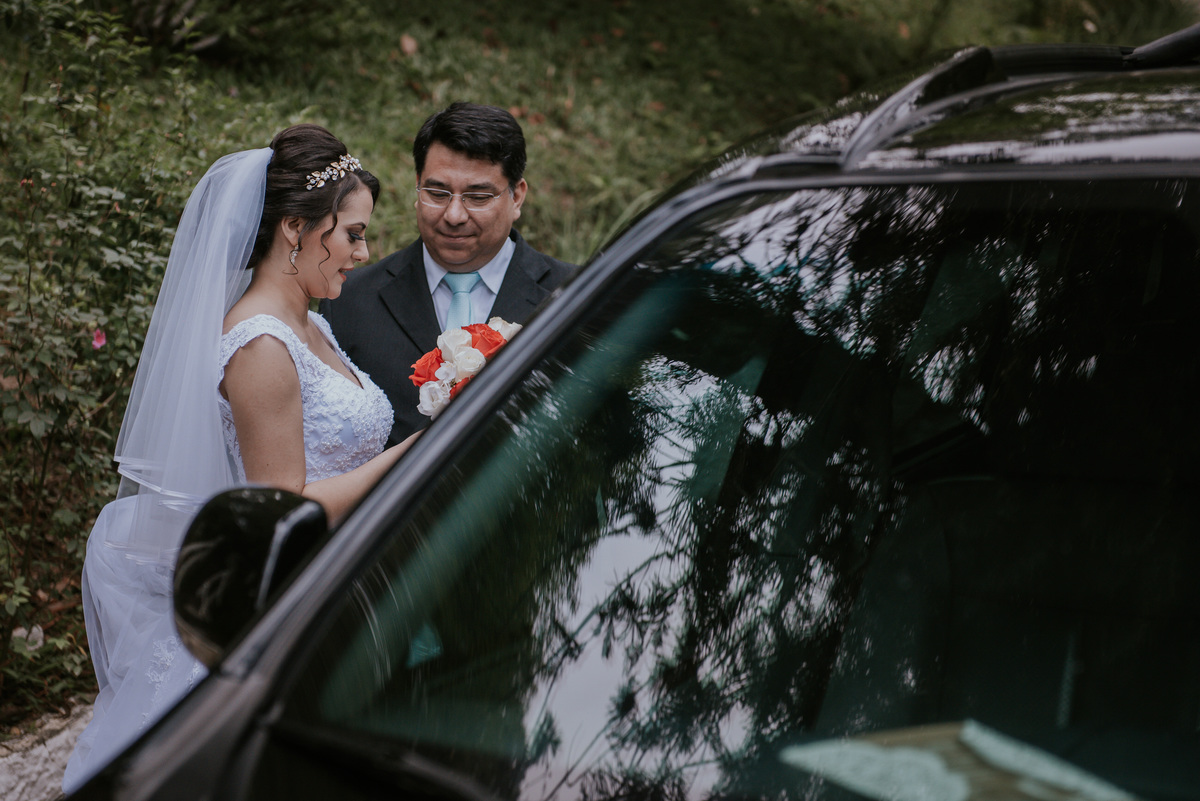 casamento paula e arthur saindo do carro Chácara Flores Eventos - Ribeirão Pires