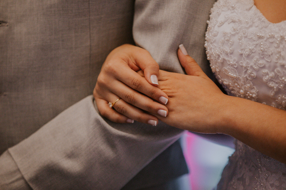 casamento paula e arthur mãos dadas Chácara Flores Eventos - Ribeirão Pires