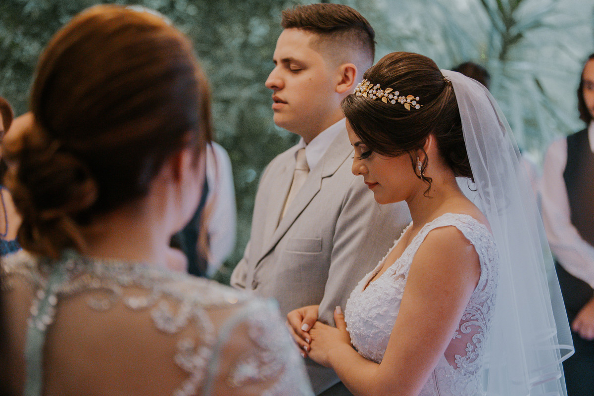 casamento paula e arthur mãos dadas Chácara Flores Eventos - Ribeirão Pires