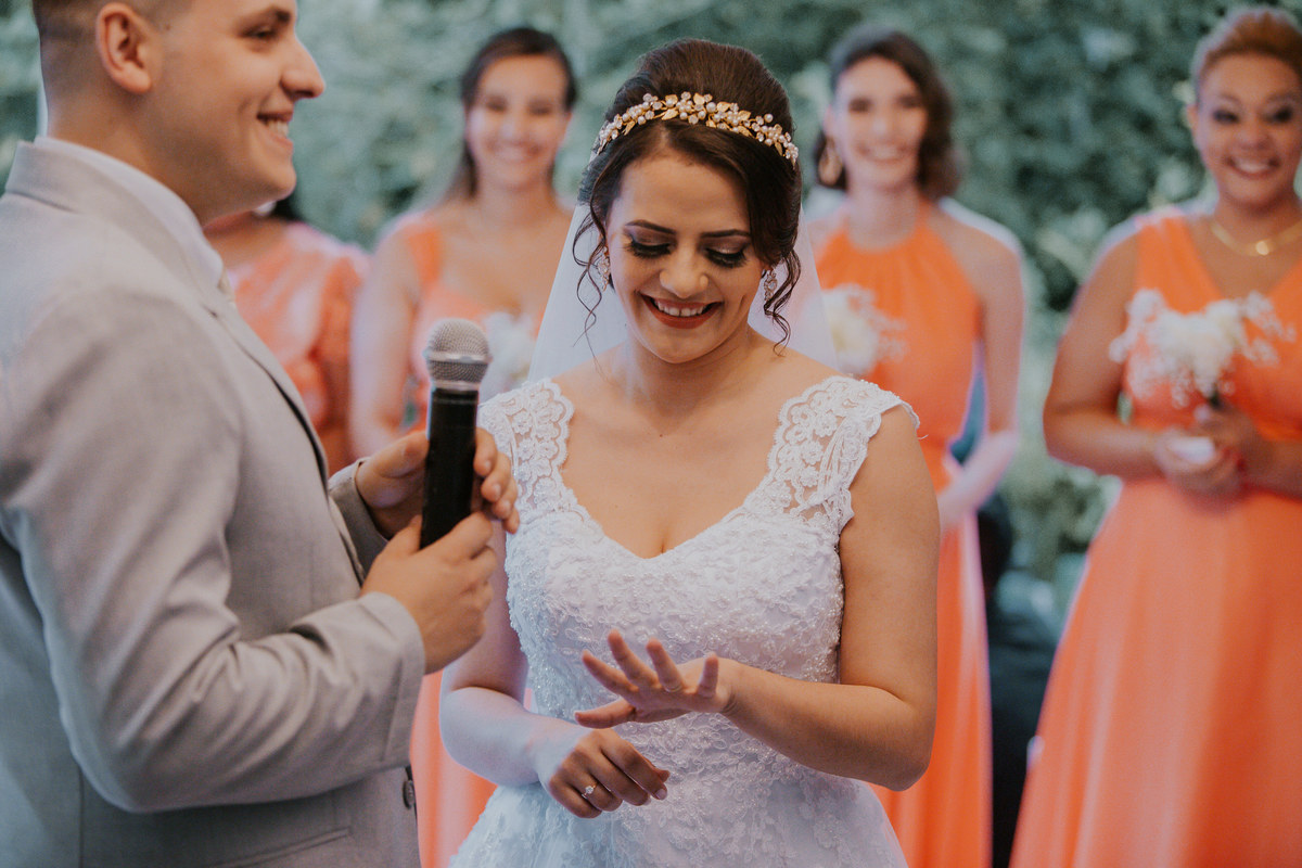 casamento paula e arthur aliança noiva feliz Chácara Flores Eventos - Ribeirão Pires