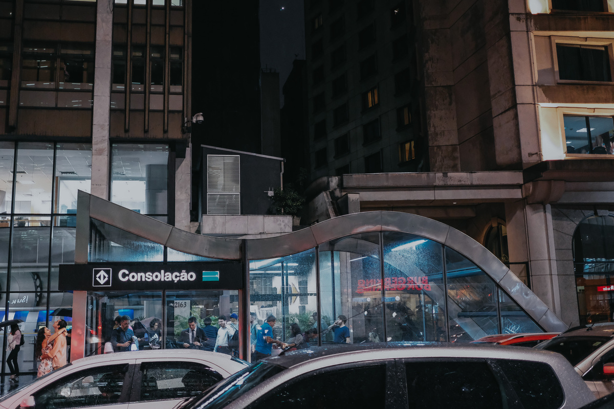 Ensaio Casal Paulista chuva metro consolação