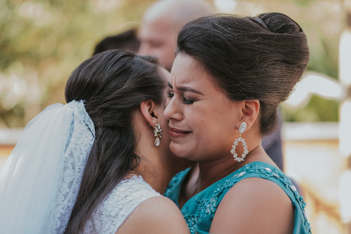 mae da noiva emocionada abraço  casamento Espaço Vista Verde Ribeirão