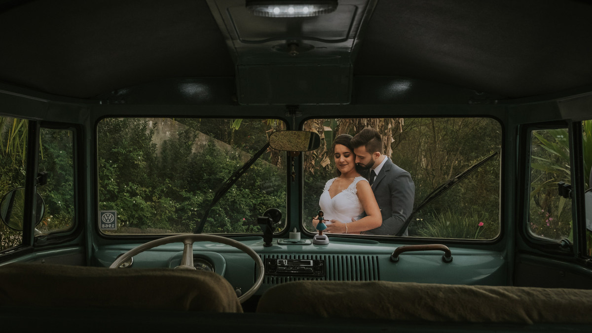 noivos emoldurados na kombi ensaio fim do casamento Espaço Vista Verde Ribeirão